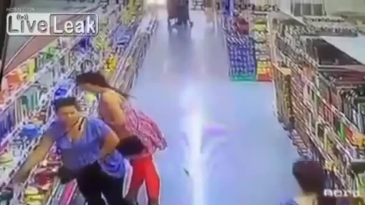Къде жени крият откраднати храни!
