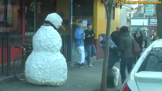 Смях ! Снежен човек плаши кучета ! [ Скрита Камера ]