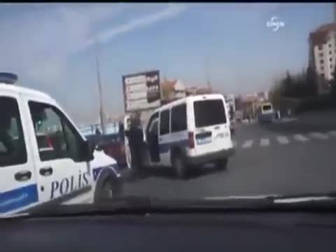 Tурски полицаи спират беглец с кола , смях