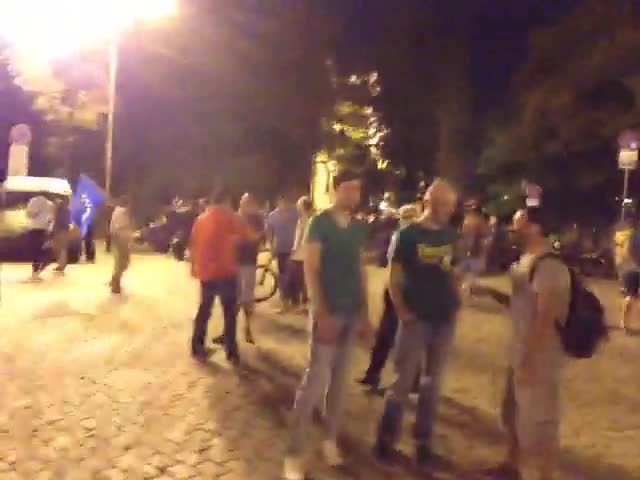 Протест 23.07.2013 полицаи пребиха протестиращите/част3