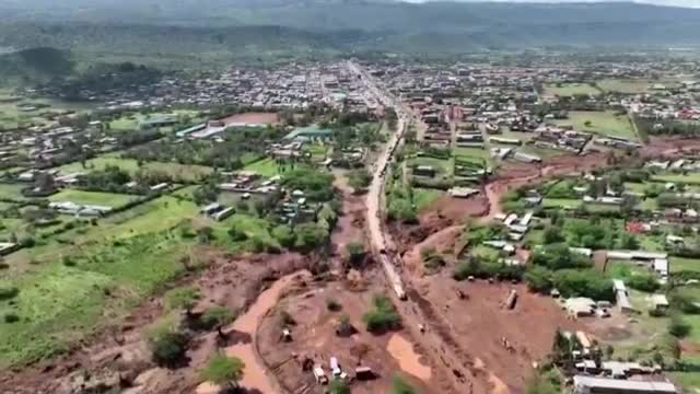 Щетите след наводненията в Кения
