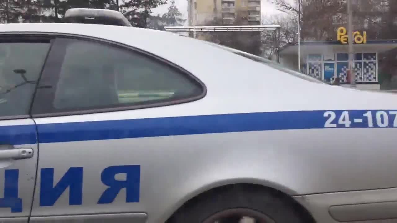 Полицай шофира и говори по телефона