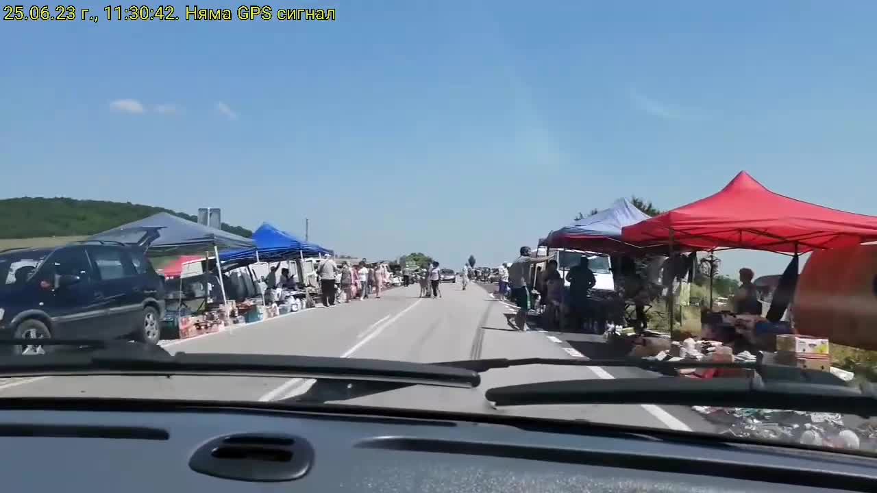 Тържище на платното на главен път