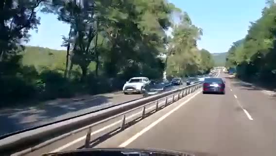 Верижна катастрофа блокира движението към морето