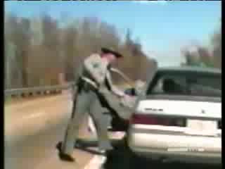 Брутално Полицай Бие Жена!!!