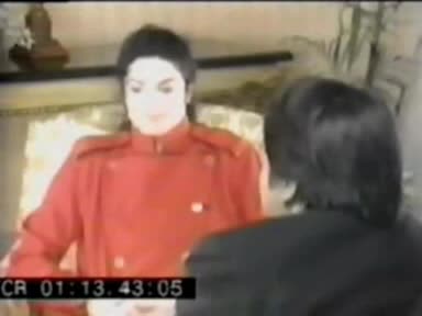Michael Jackson не може да спре да се смее по време на интервю