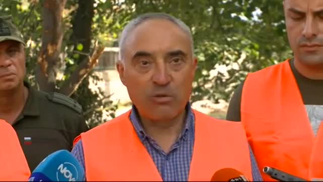 Продължава разчистването на наводнените села в Карловско