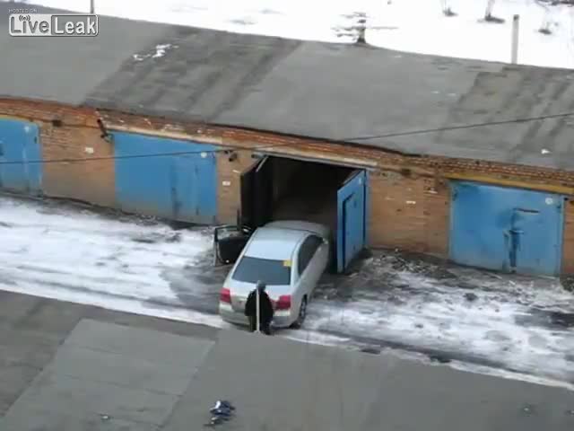 Жена паркира в гараж - Трудна задача!