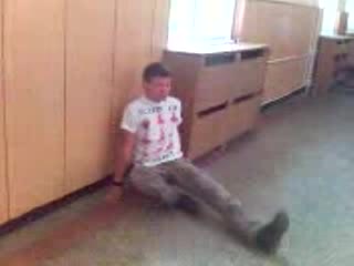 Адски Удар В Стената С Глава
