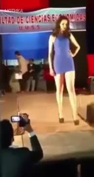 Манекенка има проблеми на подиума