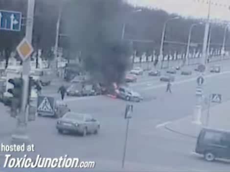Идиот се блъска в друга кола и причинява пожар