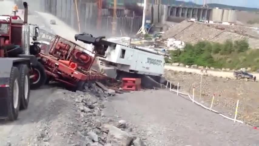 Тези момчета изпотрошиха крана, докато го превозваха!