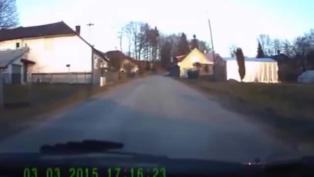 На какво се натъкват тези мъже, докато си карат колата?