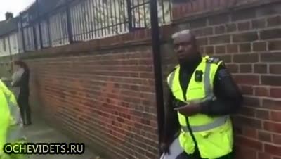 Идиоти на пътя: недоволен ирландец опита да свали колата си от паяка