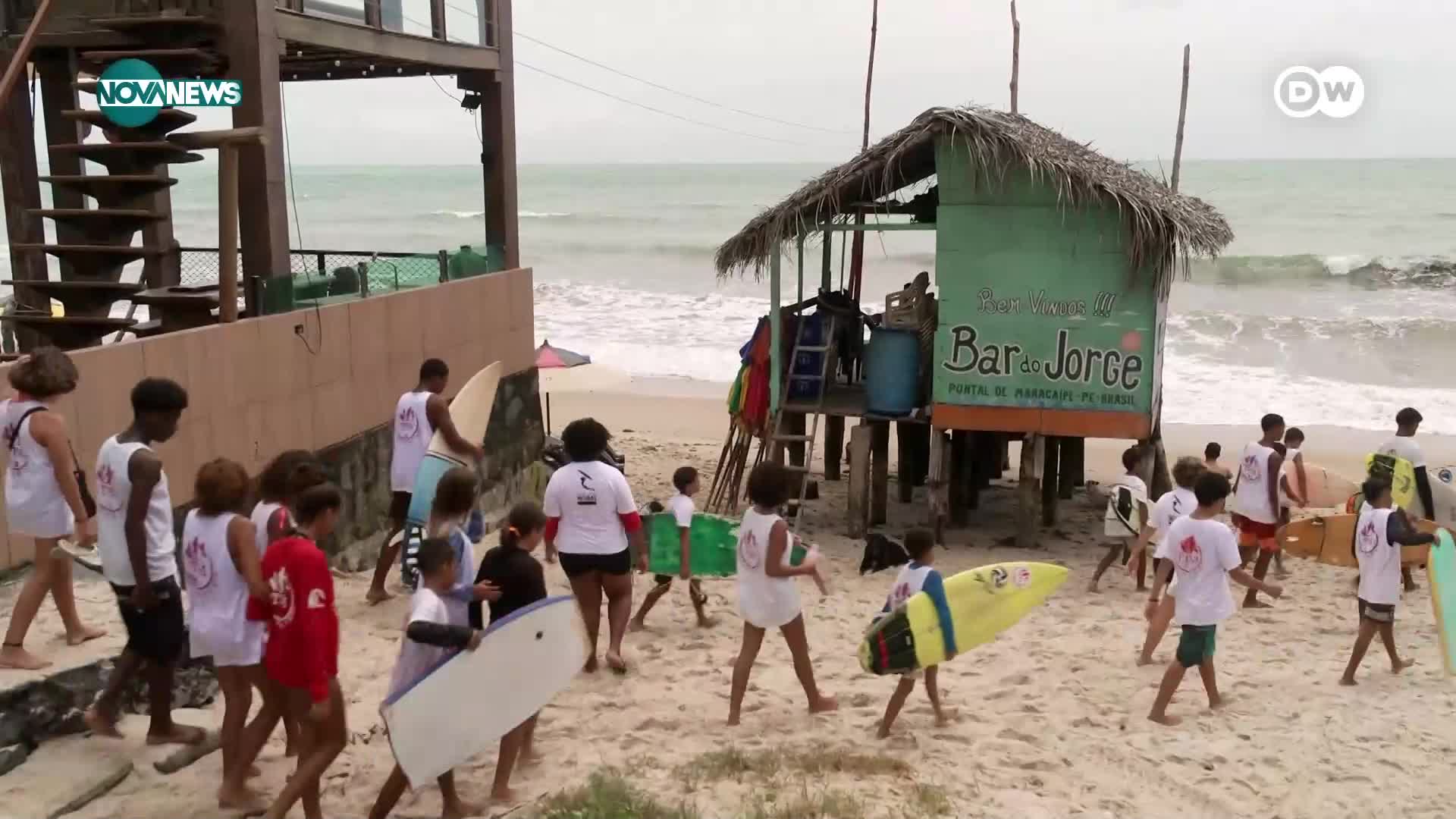 Бразилката Нуала Коста - със сърф срещу расизма