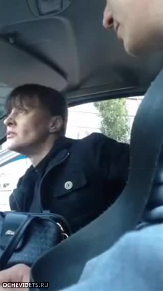 Пияна рускиня в такси , търси ключа си за вкъщи