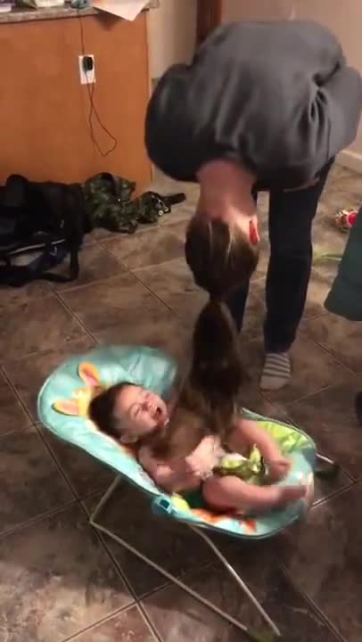 Майка разсмива малкото си детенце