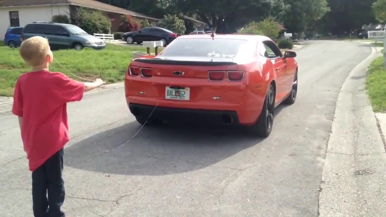 Баща изважда зъба на сина си с Chevrolet Camaro