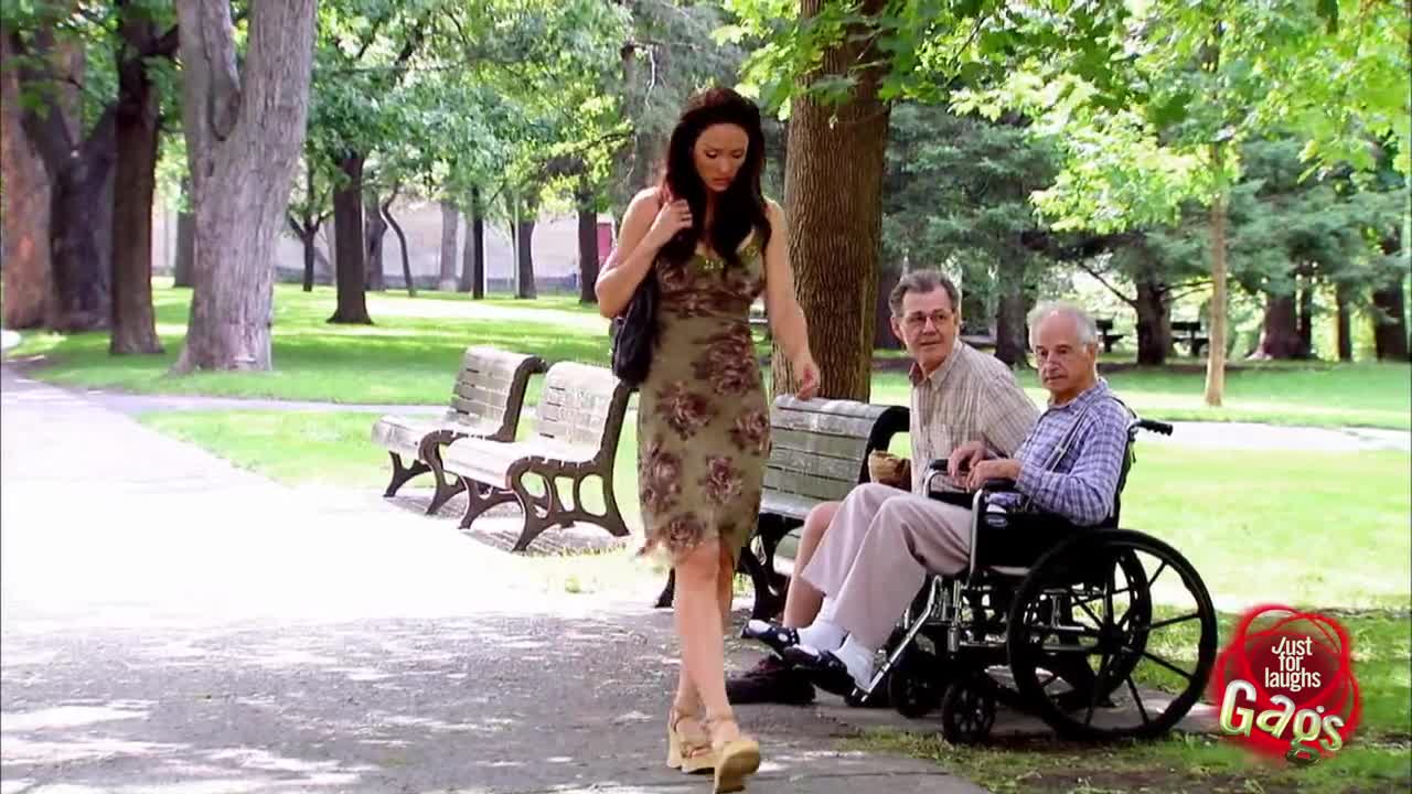 Смях! Дядо се закача с готина мацка - скрита камера