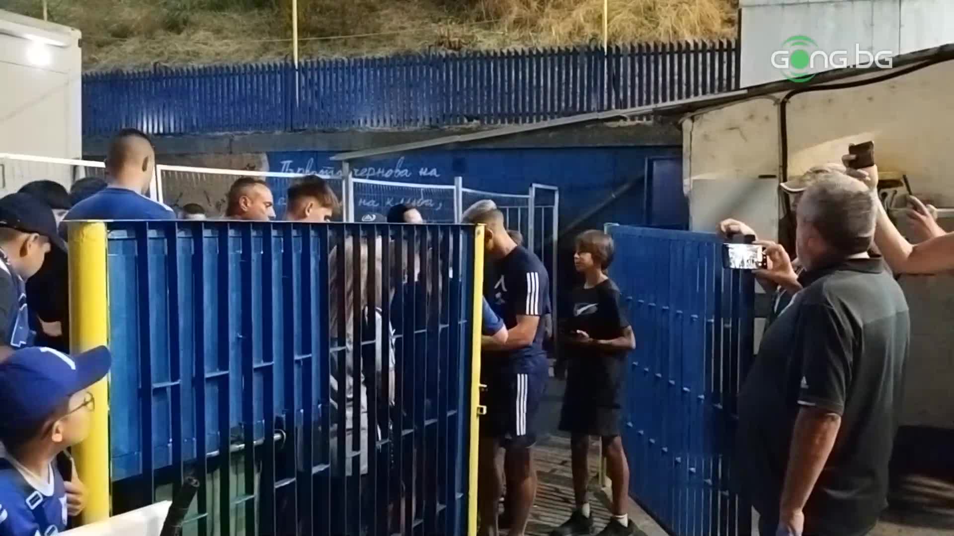 Уелтън раздава автографи след мача