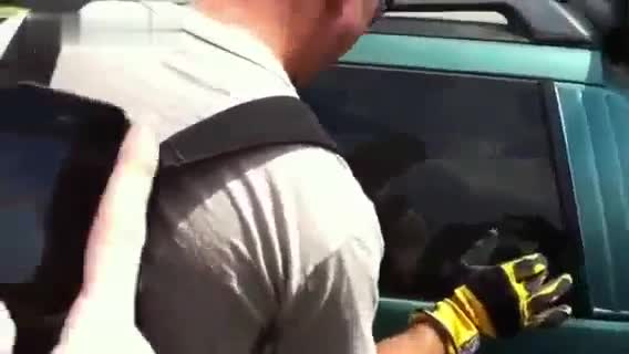 Пожарникар показва на младежи как се троши прозорец на кола с един пръст