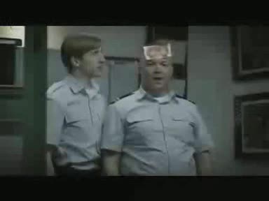 Полицаи Се Подиграват с Затворници и После...