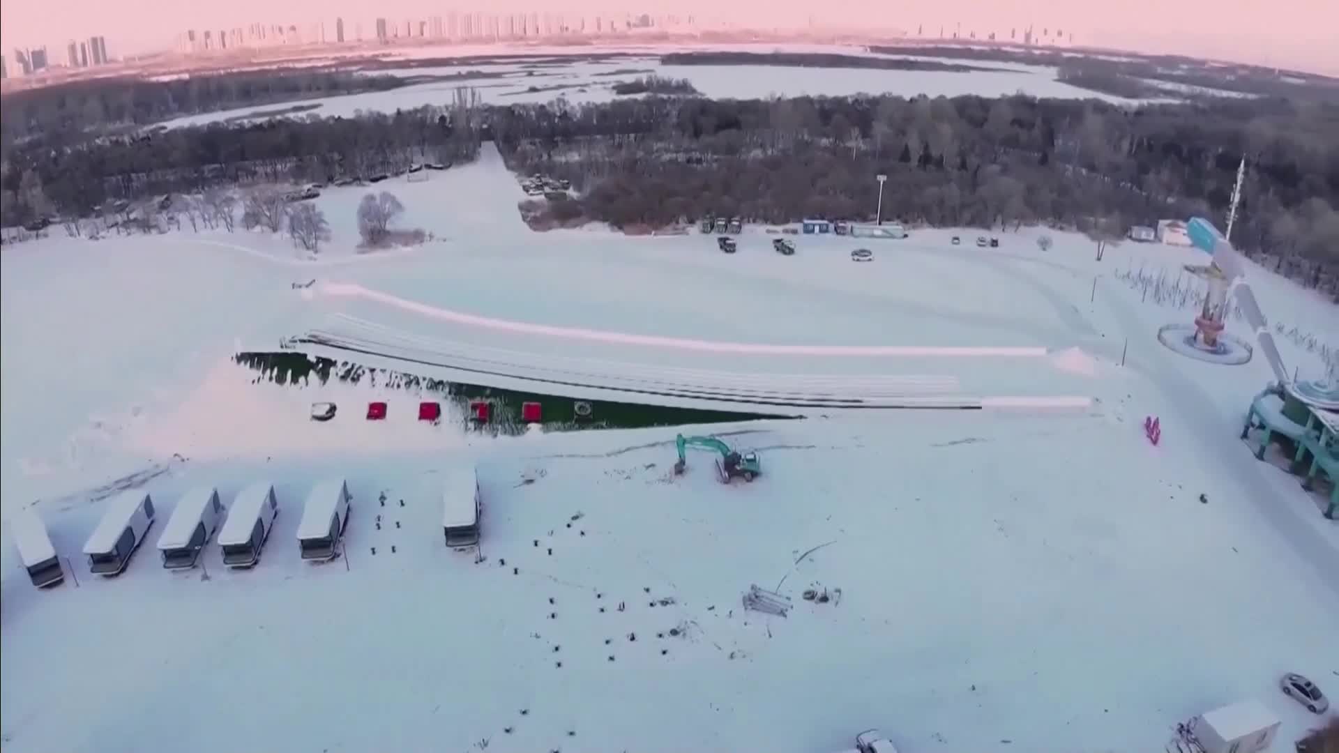 Гигантски снежни човеци завладяха ледения парк в Харбин (ВИДЕО)