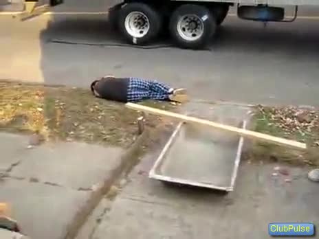 Забавно видео ! Удар с дъска в слабините