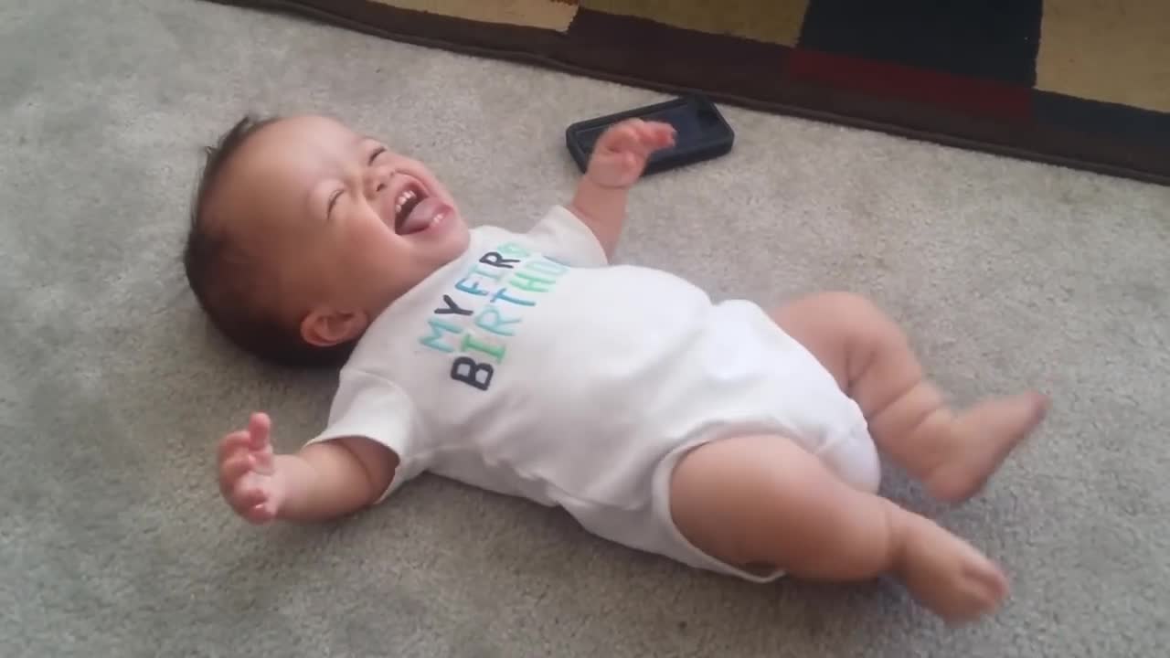 Бебе танцува на песента Turn Down for What на Dj Snake, Lil Jon