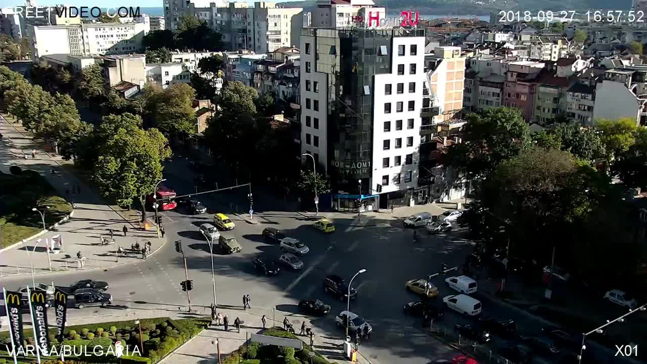 Кола блъсна майка с количка във Варна