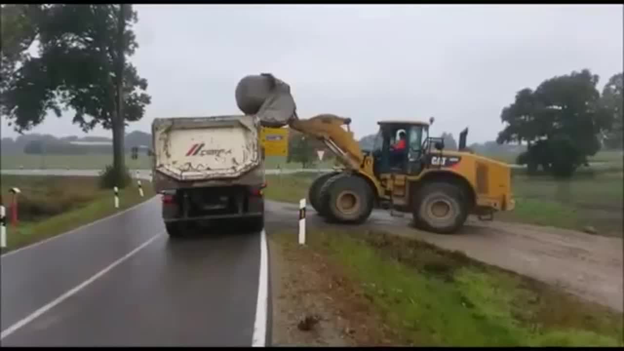 Ето как не трябва да се товари голям камък на камион