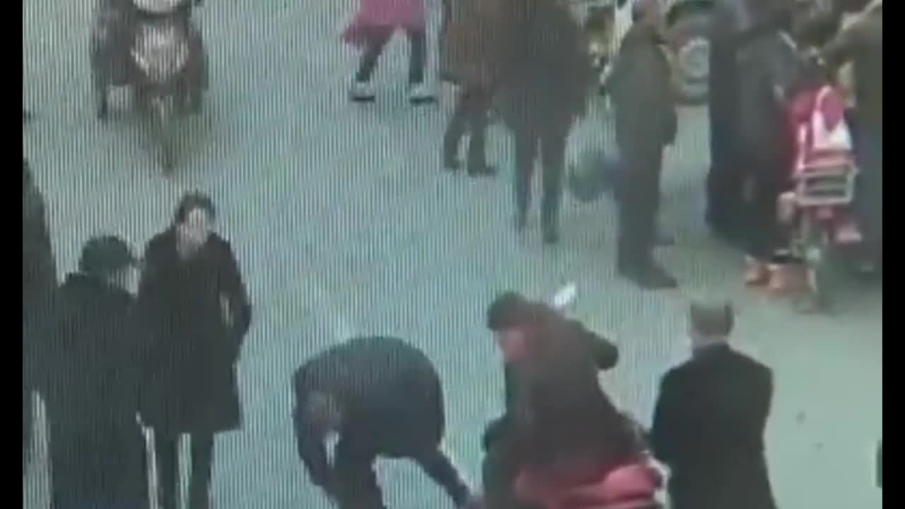 Нагла кражба от жена на оживено място!