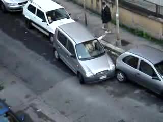 Този Клип Показва Как Се Паркирва Кола От Жена Водач