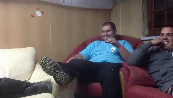 Смях ... Въздушна възглавница във фотьойл