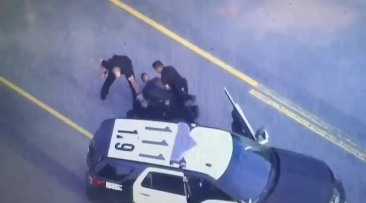Гонка завършва с неуспешна кражба на полицейски автомобил и хватка от кеча