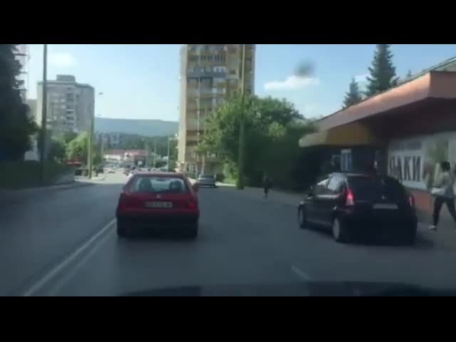 Бебе виси през прозореца на движеща се кола