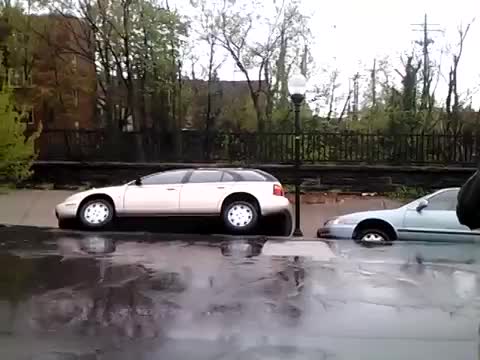Внезапно активизирало се свлачище в град Балтимор поглъща улица заедно с паркираните коли!