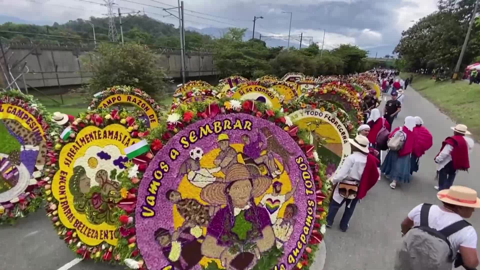Колоритен фестивал събра десетки любители на цветята в Меделин (ВИДЕО)