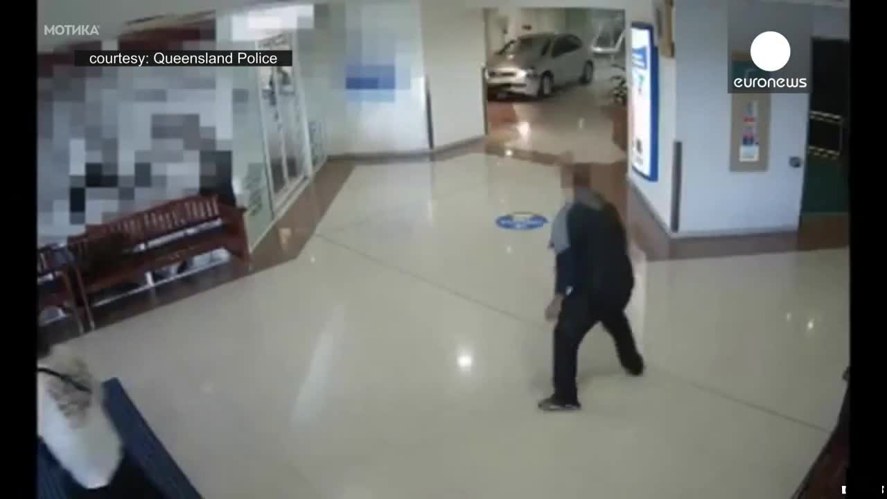 Бабичка влезе с колата в търговски център и потроши всичко