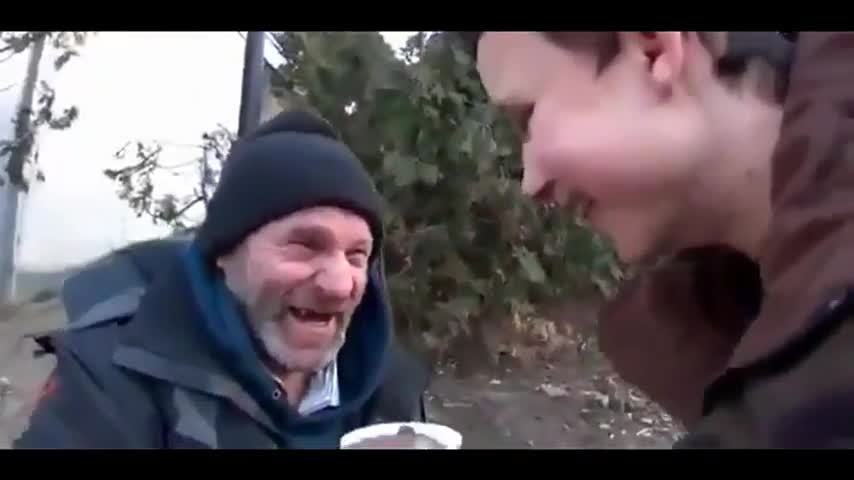 Магически трик с кафе зарадва бездомник