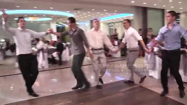 Който може , си го може - здраво хоро ..