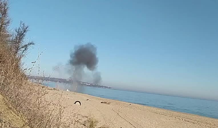 Военнослужещи унищожиха невзривен боеприпас, открит на плажа в Обзор