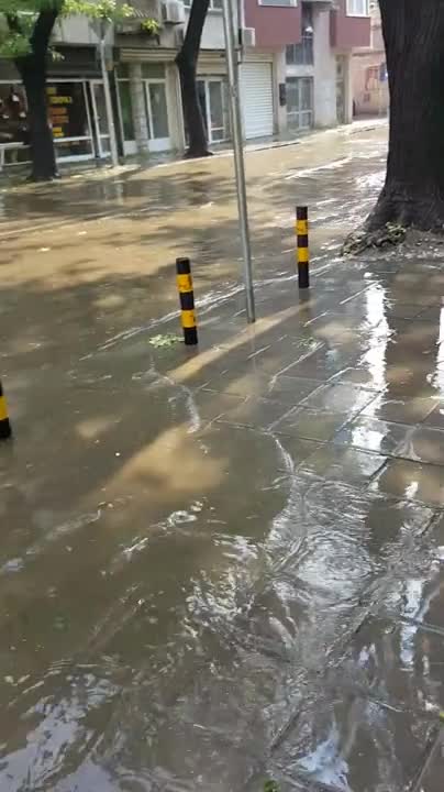 Наводнение по улиците на Пловдив
