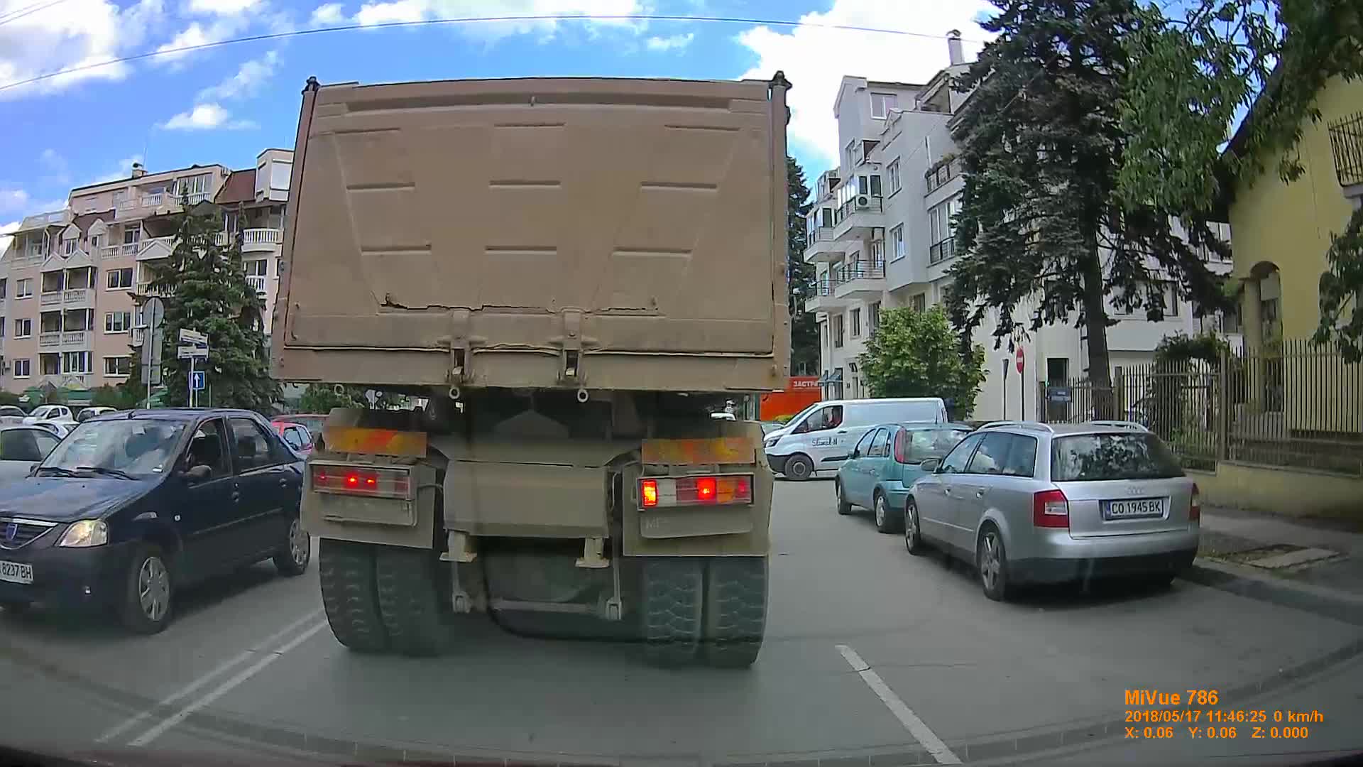 Самосвал в насрещното в еднопосочна улица