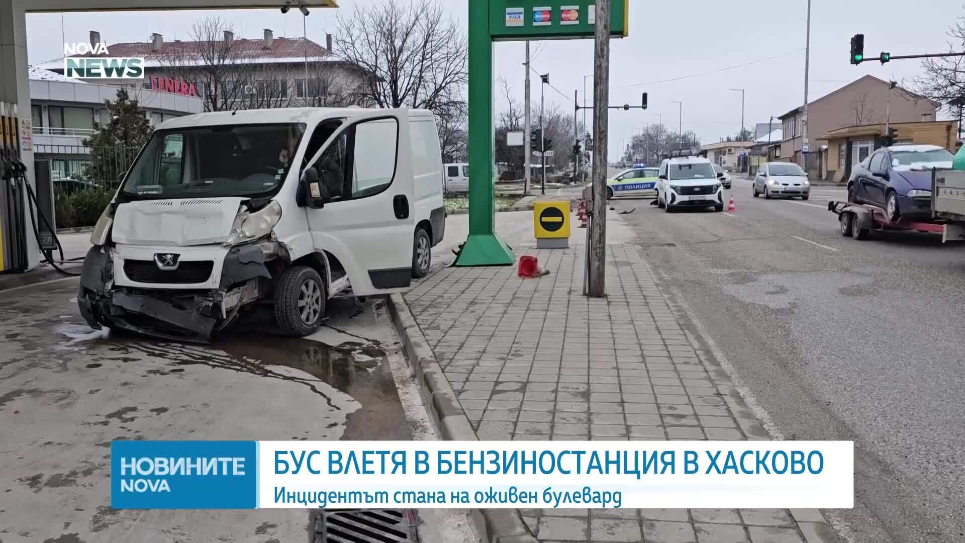 Микробус се вряза в кола и помете пътни знаци в Хасково