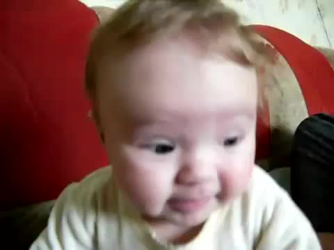 Бебе си представя, че лети..