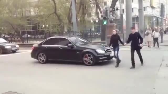 Лудак с мерцедес плаши момичета на кръстовище! Смях