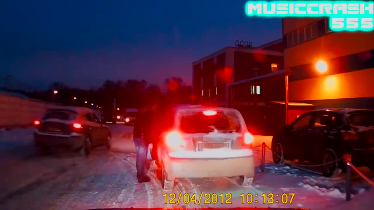 Смях–"богини зад волана" 14 или "голямото паркиране"