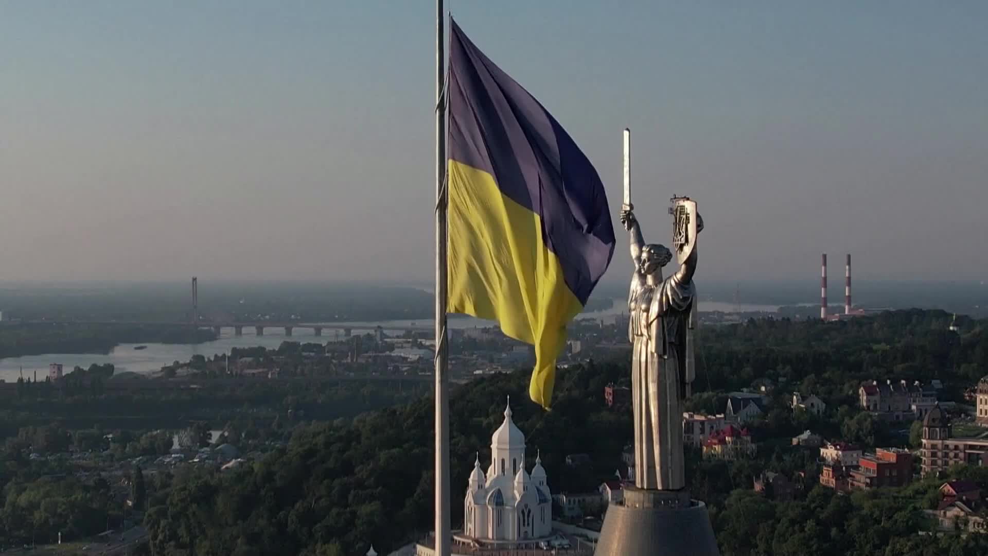 Демонтираха съветските символи от паметника "Родината майка" в Киев