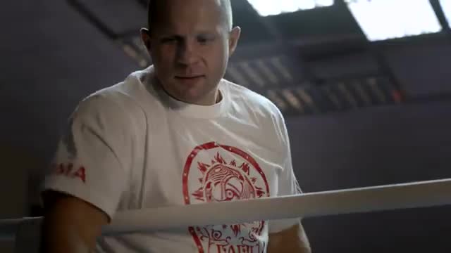 Реклама на руски спортен клуб с участието на Федор Емелианенко!